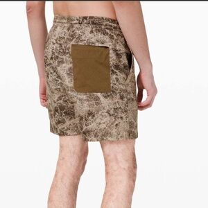 Lululemon Channel Cross Short 7"
Cloudburst Multi size medium